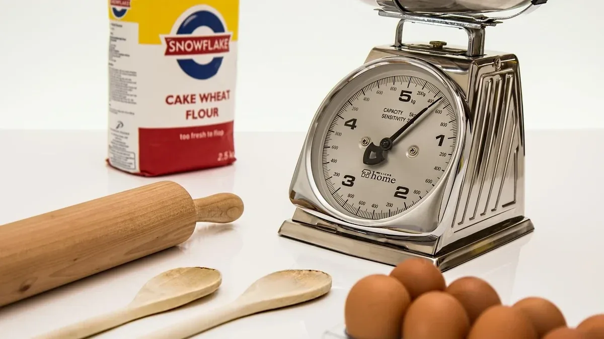 Bilancia e misurini in cucina: quando pesare gli ingredienti è più affidabile del volume