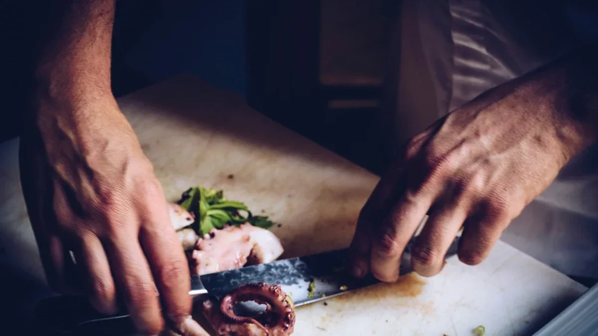 Come evitare che il tagliere scivoli mentre tagli gli ingredienti