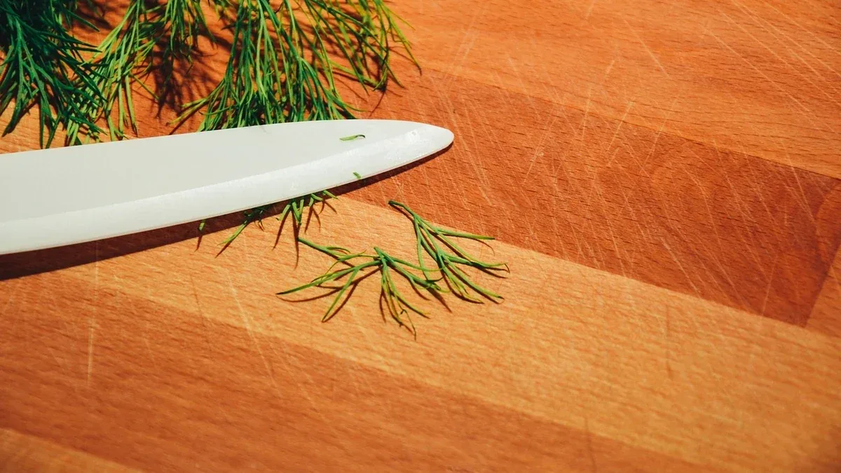 Come lavare e asciugare un tagliere di legno dopo l’uso