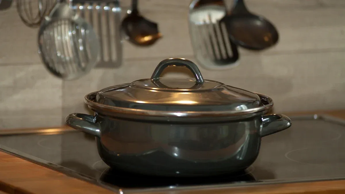 Casseruola con un manico o due manici: quale risulta più pratica