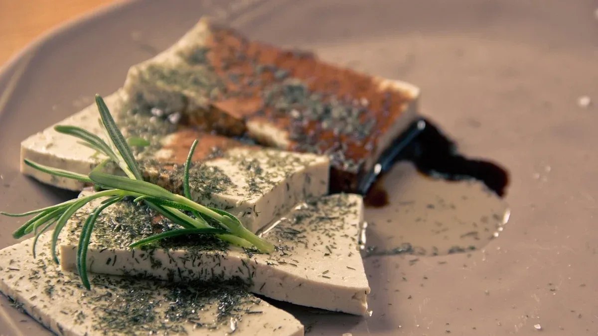 Verdure e tofu in teglia con salsa allo yogurt