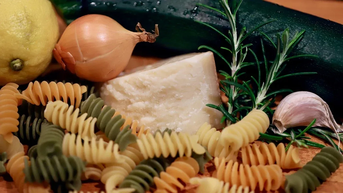 Pasta con limone, ricotta e zucchine: un condimento cremoso senza panna