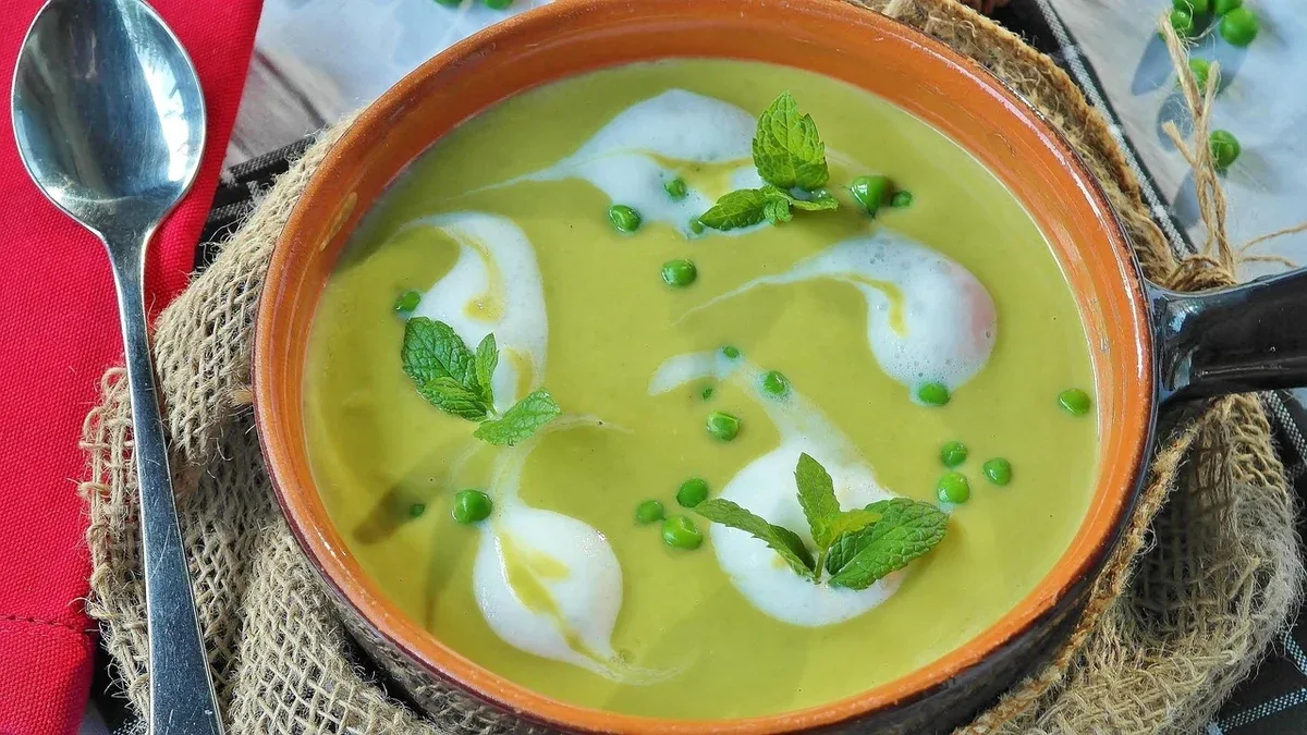 Vellutata di piselli e patate con menta e crostini