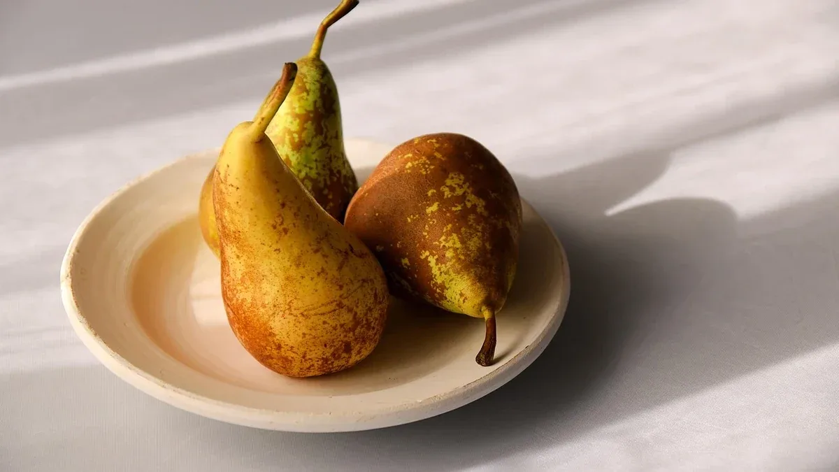 Pere cotte in padella con cannella, miele e noci