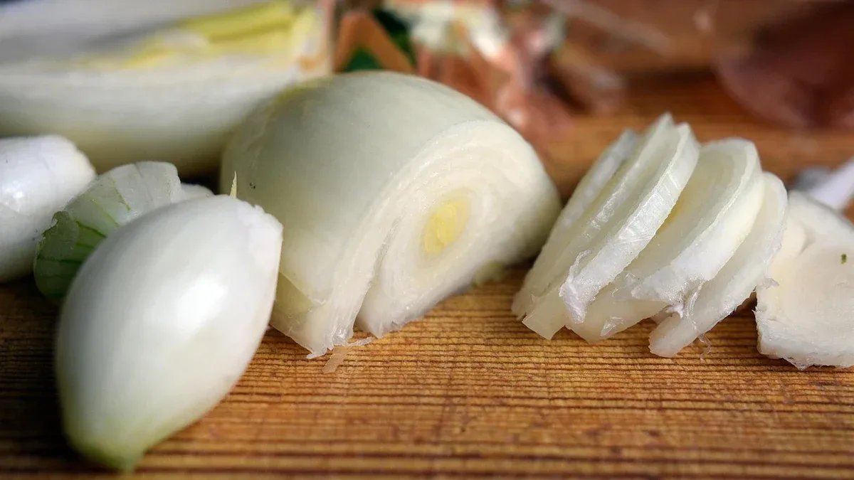 Come eliminare l'odore di cipolla dal tagliere